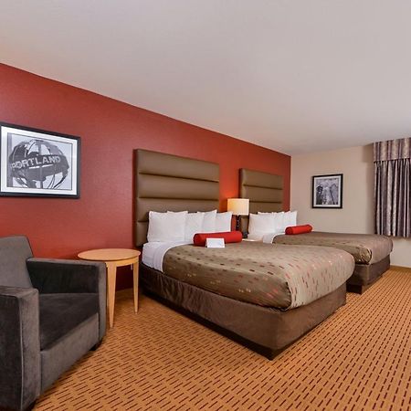 Clackamas Inn And Suites Экстерьер фото