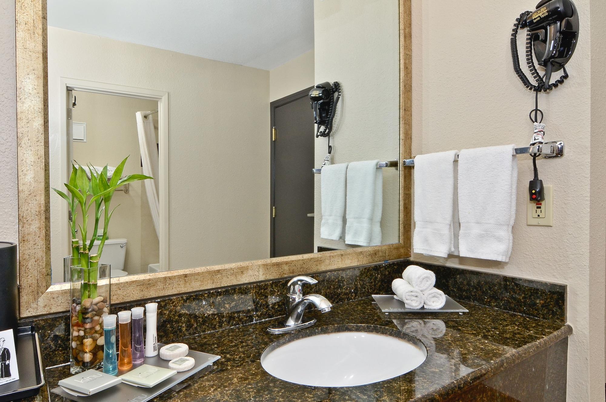 Clackamas Inn And Suites Экстерьер фото
