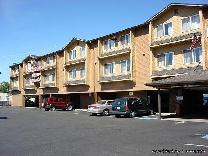 Clackamas Inn And Suites Экстерьер фото
