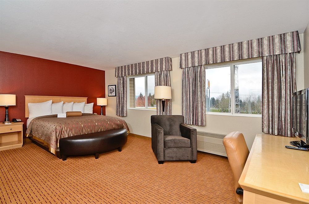 Clackamas Inn And Suites Экстерьер фото