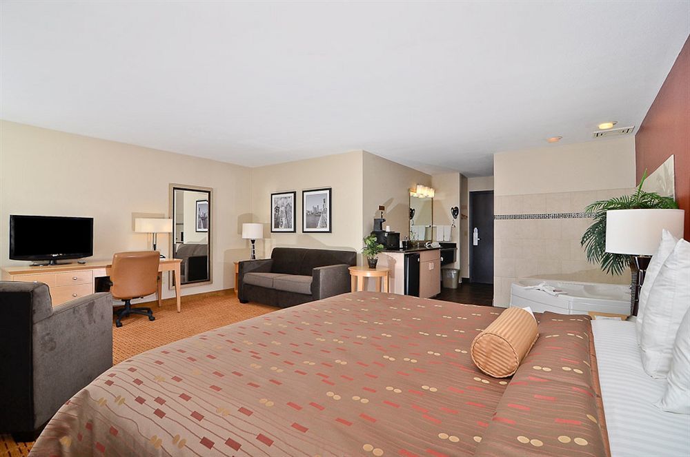 Clackamas Inn And Suites Экстерьер фото