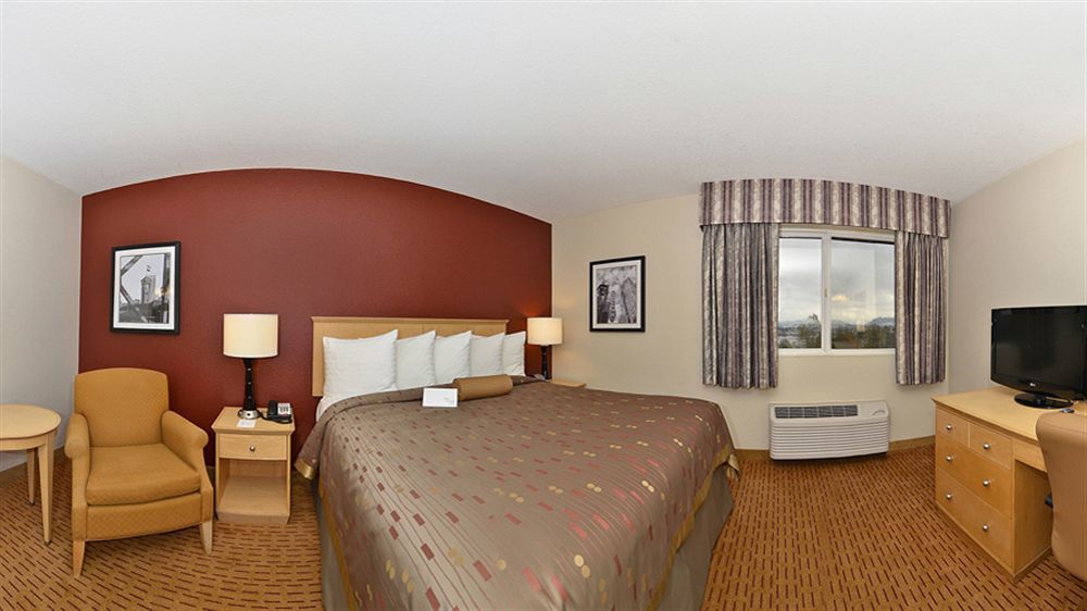 Clackamas Inn And Suites Экстерьер фото