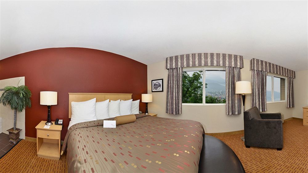 Clackamas Inn And Suites Экстерьер фото
