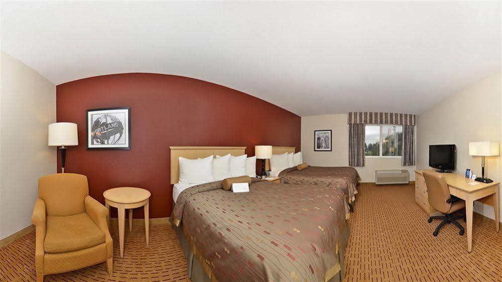 Clackamas Inn And Suites Экстерьер фото