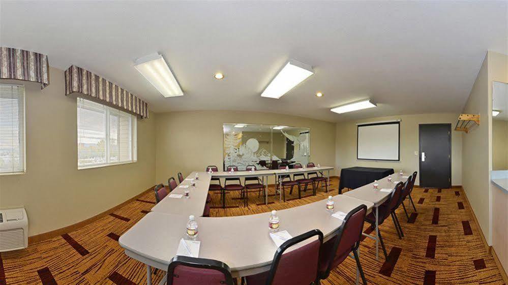 Clackamas Inn And Suites Экстерьер фото