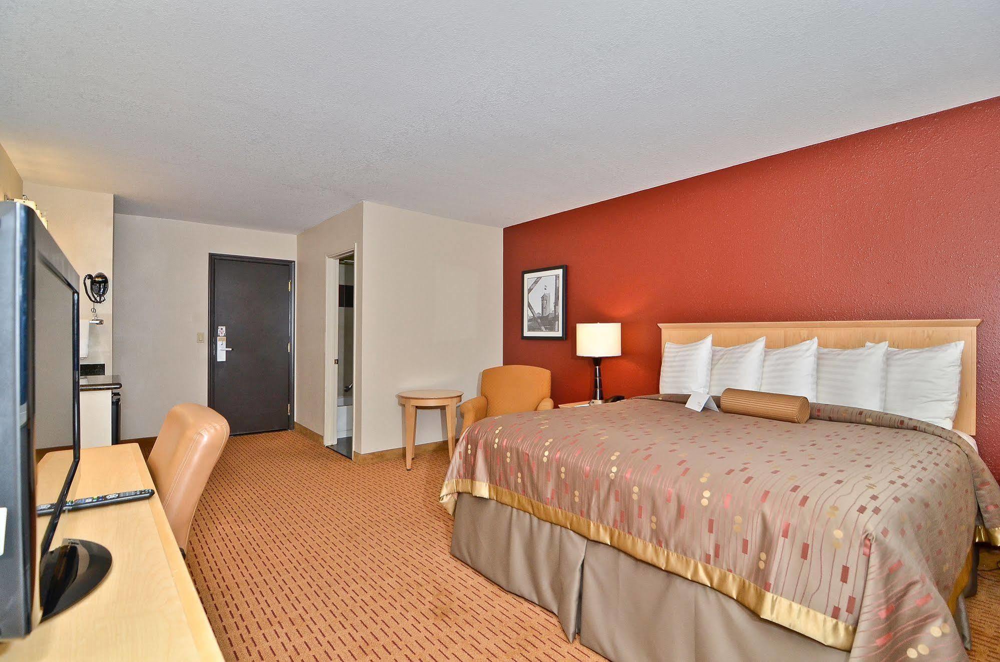Clackamas Inn And Suites Экстерьер фото