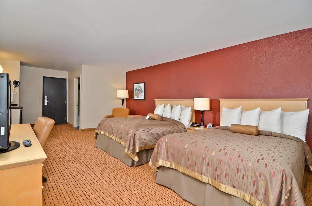 Clackamas Inn And Suites Экстерьер фото