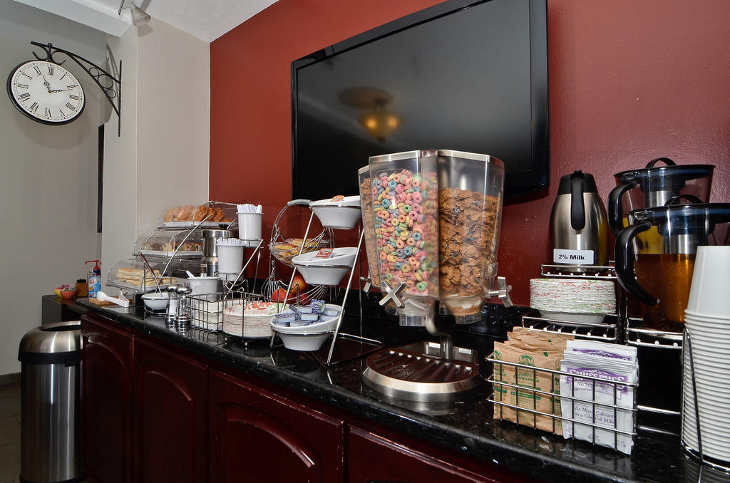 Clackamas Inn And Suites Экстерьер фото