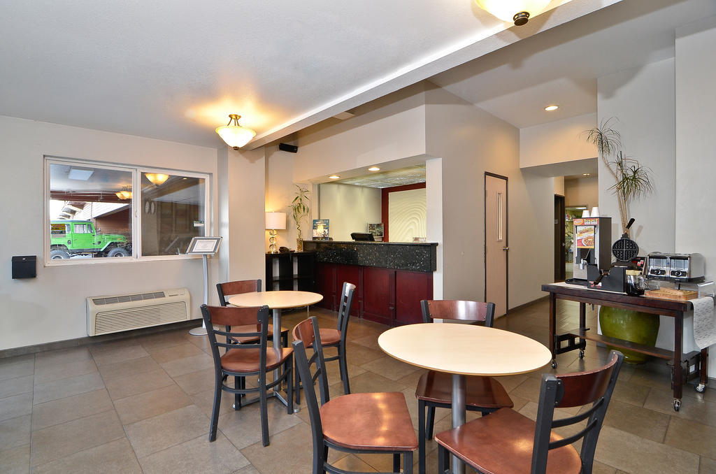 Clackamas Inn And Suites Экстерьер фото
